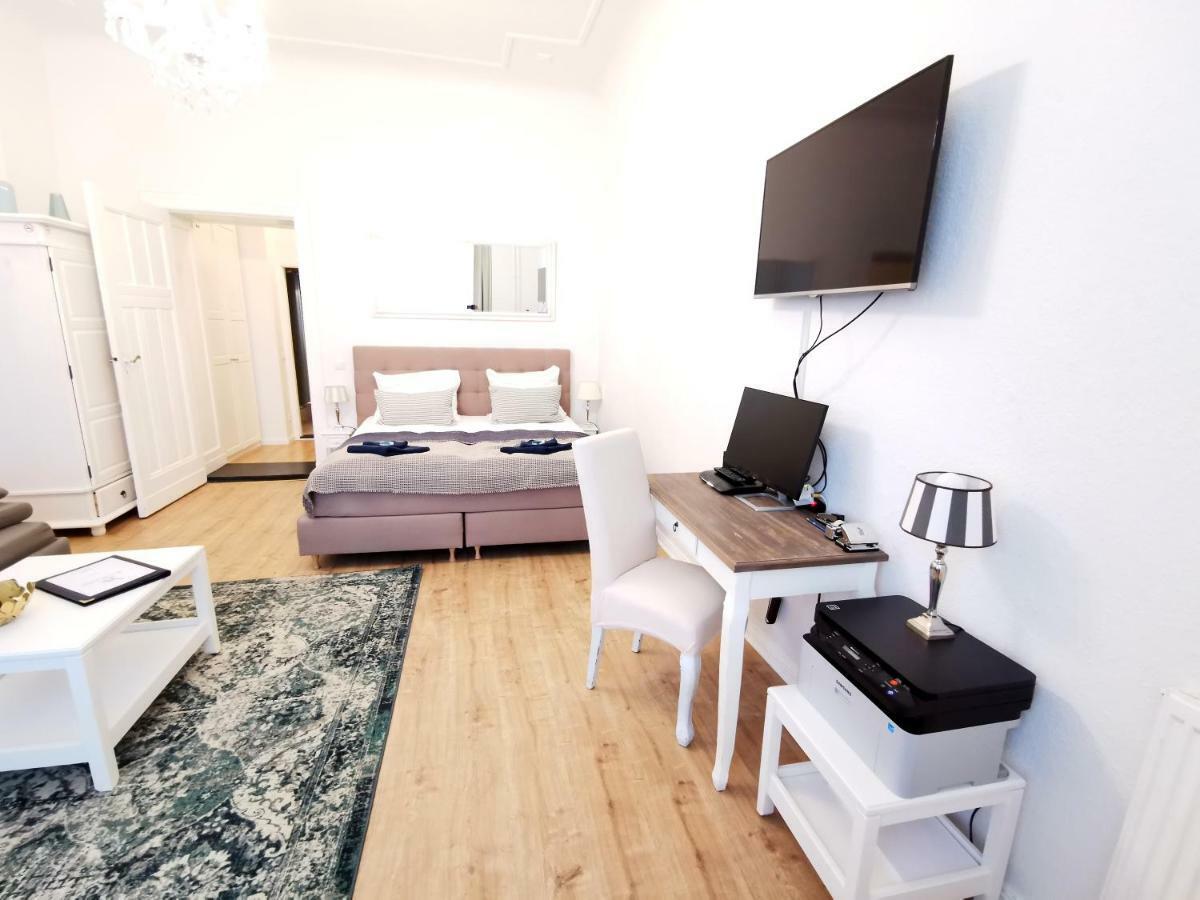 Kvh By Rockchair Apartments L Superhost Status L Boxspringbett Am Schloss Charlottenburg Welcomes You! Berlin Luaran gambar